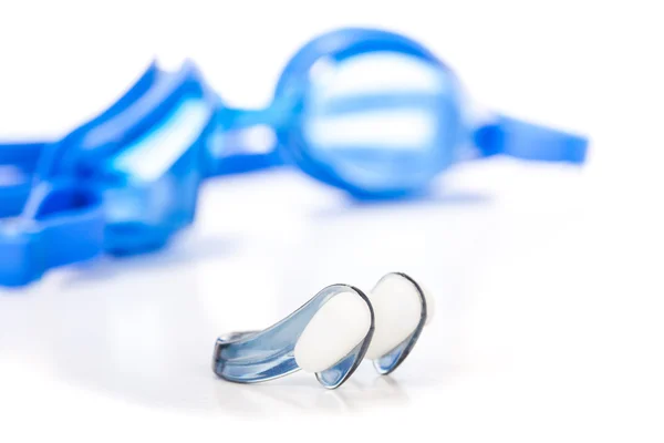 Lunettes de bain enfant bleu et clip de natation isolés sur blanc — Photo