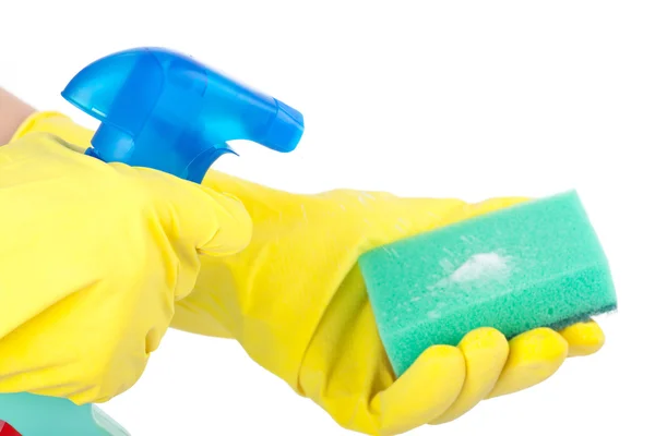 Mains portant des gants en caoutchouc tenant une éponge et un flacon de nettoyage — Photo
