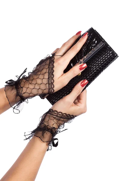 女性の財布の黒のレースの手袋で手します。 — ストック写真