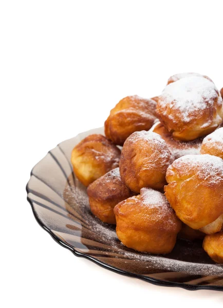 Teller mit Donuts auf weißem Hintergrund — Stockfoto