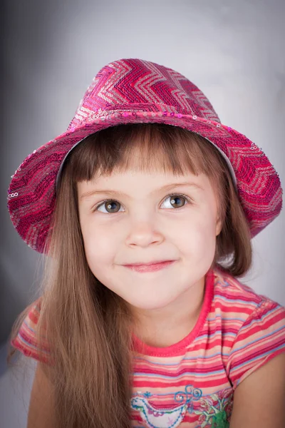 Portrait d'une petite fille en colère dans le chapeau . — Photo