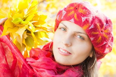 Sonbahar yapraklı genç bir kadın.