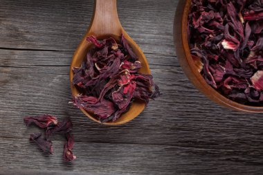 tahta kaşık ile aromatik hibiscus çay kase