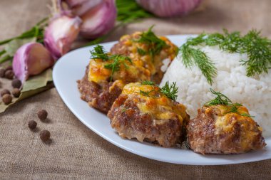 Kızarmış pirzola salatalık ve dereotu ile