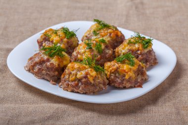 Kızarmış pirzola salatalık ve dereotu ile