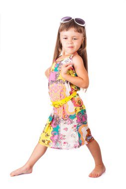 Güneş gözlüklü küçük kız.