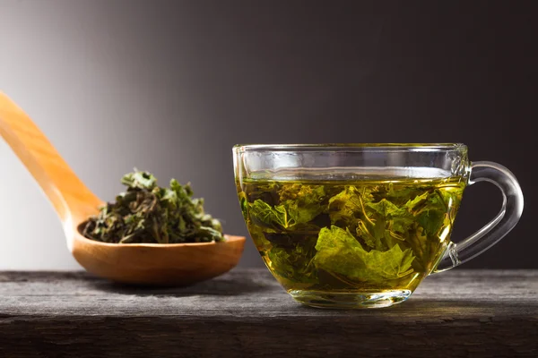 Mięta Zielona herbatę i łyżki suchej mięty — Zdjęcie stockowe