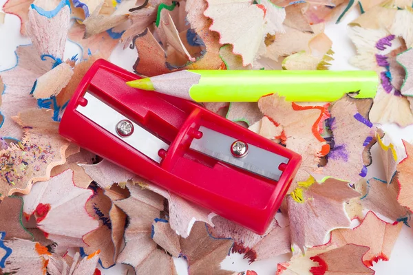着色された鉛筆の削りくずとシャープナー — ストック写真