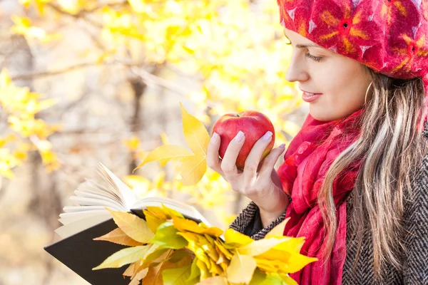 Mädchen mit Apfel — Stockfoto