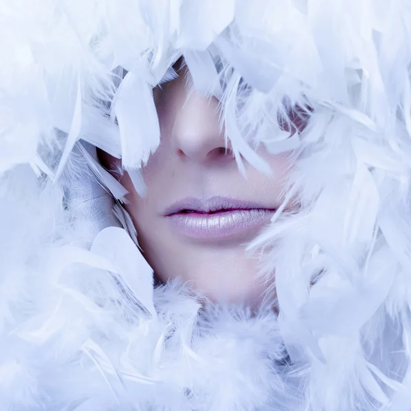 Belle femme avec des plumes blanches — Photo