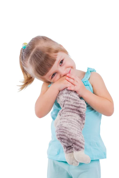 Petite fille avec un chat jouet isolé — Photo