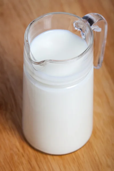 Melk in een kruik — Stockfoto