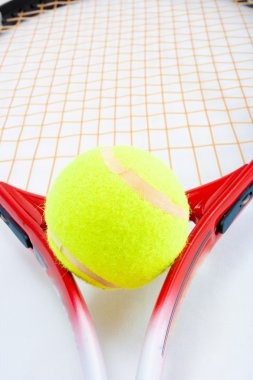 Tenis topu raket üzerinde