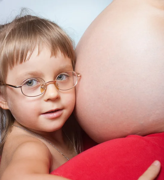 Filha com mãe grávida — Fotografia de Stock