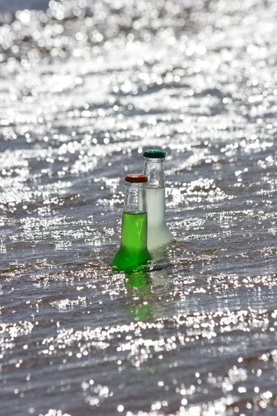 Bouteilles dans l'eau — Photo