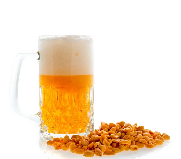 Cerveza y cacahuetes — Foto de Stock