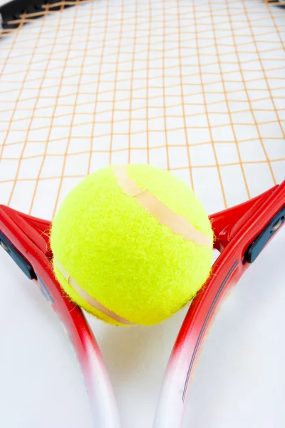 Tenis topu raket üzerinde — Stok fotoğraf