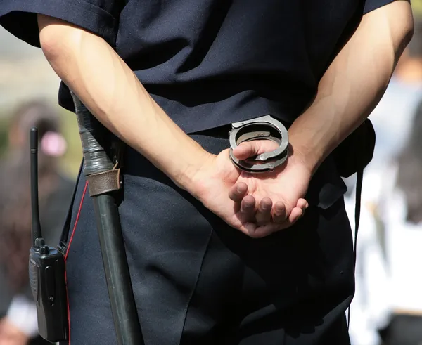 Policia com algemas — Fotografia de Stock