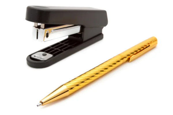 订书机和一支笔 — 图库照片