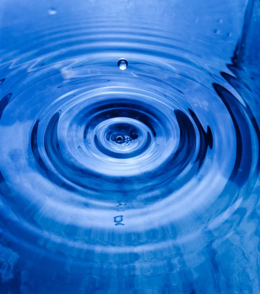 青い色の水のドロップ — ストック写真