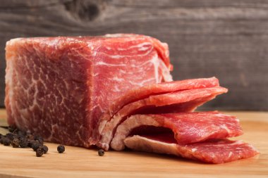 gemide dilimlenmiş et