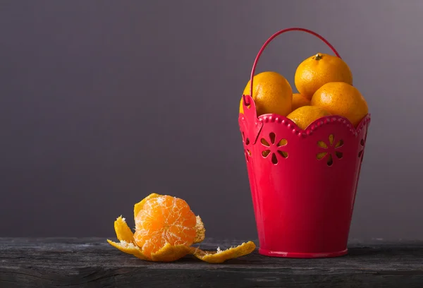 Tangerines in a bucket — Stock Photo, Image