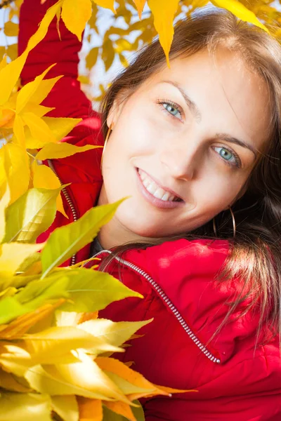 Junge Frau mit Herbstblättern — Stockfoto