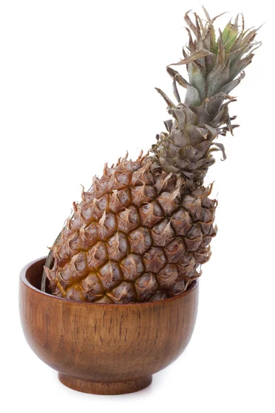 Ananas w drewniane miski — Zdjęcie stockowe