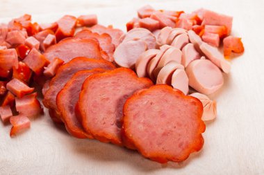 çeşitli füme et ürünleri