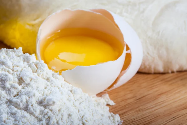 Farine aux œufs crus pour faire de la pâte — Photo