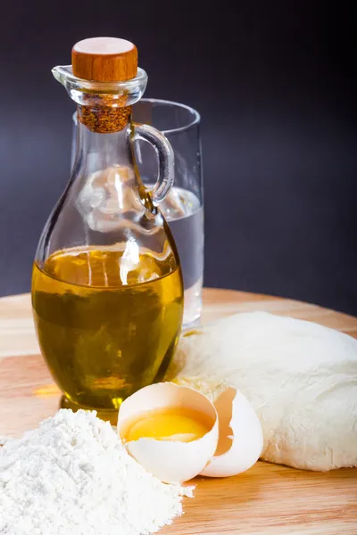 Oliwy z oliwek, jajko, makaron橄榄油，鸡蛋面团 — 图库照片