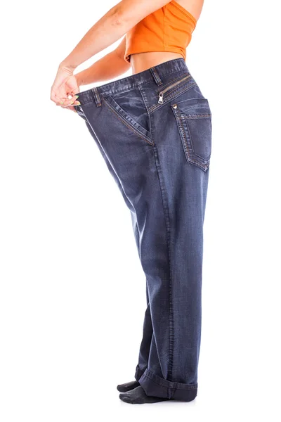 Schlankes Mädchen in großen Jeans — Stockfoto