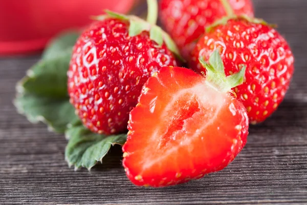 Röda mogna jordgubbar — Stockfoto