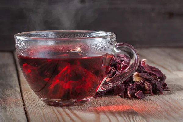 Горячий каркадный чай — стоковое фото