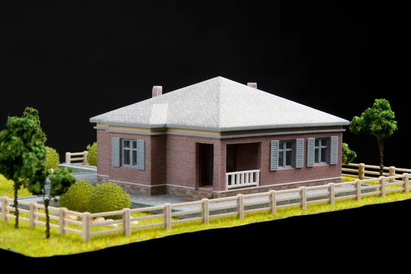 Μοντέλο του ένα εξοχικό σπίτι σε μαύρο φόντο — Φωτογραφία Αρχείου