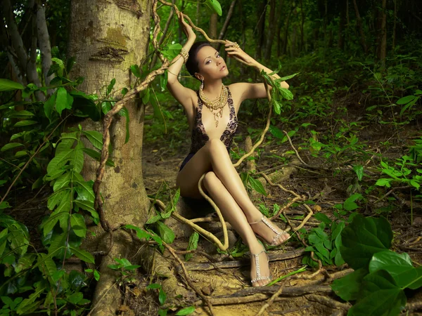 Dame glamour dans une forêt tropicale — Photo