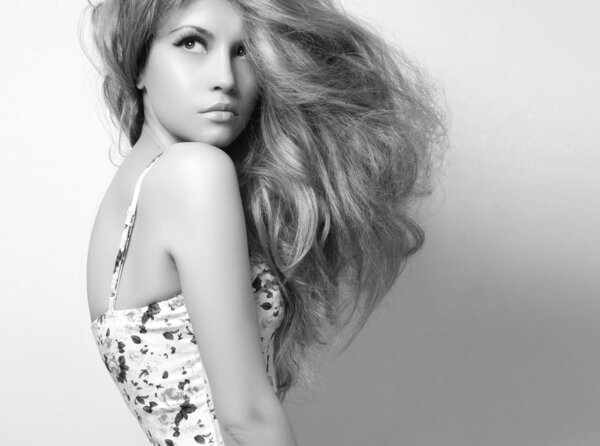 Красивая женщина с великолепными волосами
