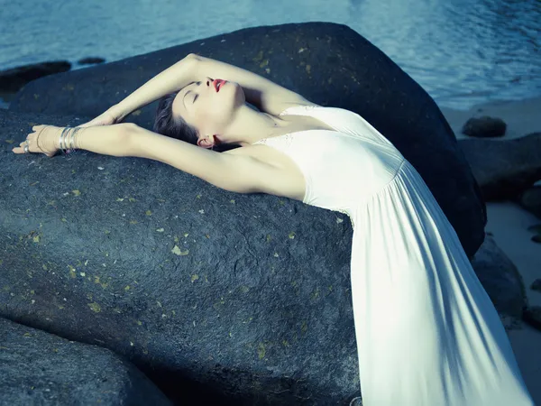 Beautiful elegant lady at huge boulder — Stock Photo, Image