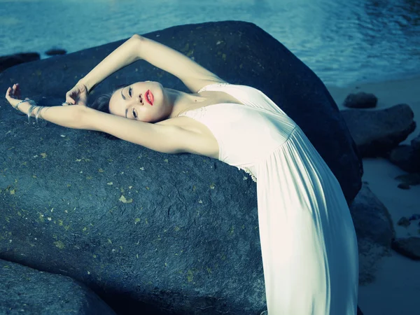 Senhora elegante bonita em pedra enorme — Fotografia de Stock