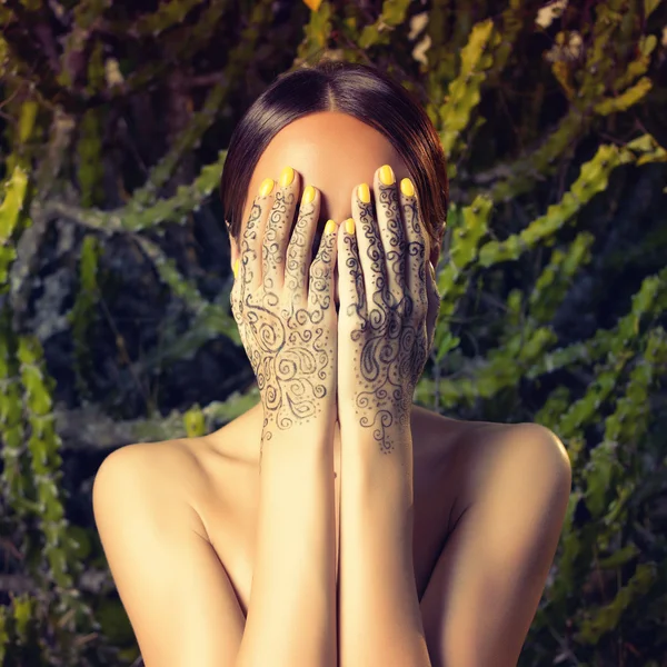 Señora con las manos pintadas mehendi —  Fotos de Stock