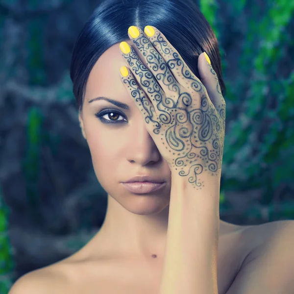 Senhora com as mãos pintadas mehendi — Fotografia de Stock