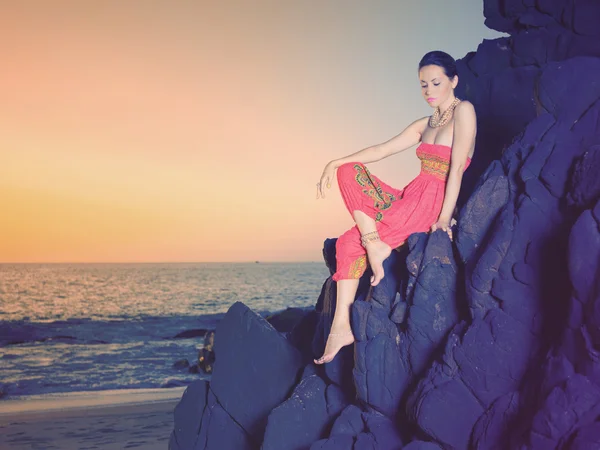 Bellezza glamour sulla riva rocciosa — Foto Stock