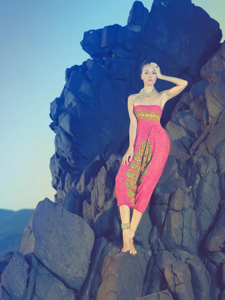 Glamorös skönhet på stenig strand — Stockfoto