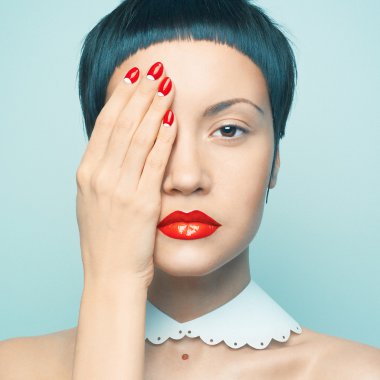 Bayan parlak tırnak cilası ile