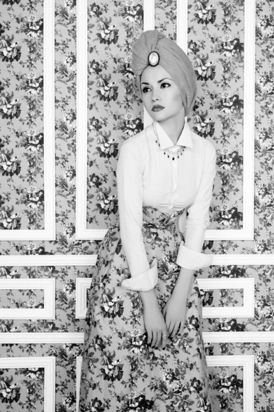 Elegante Dame auf floralem Hintergrund — Stockfoto