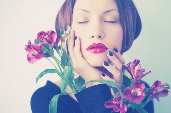 Schöne Dame mit Blumen — Stockfoto