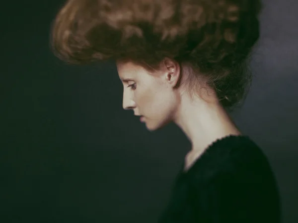 Belle femme aux cheveux magnifiques — Photo