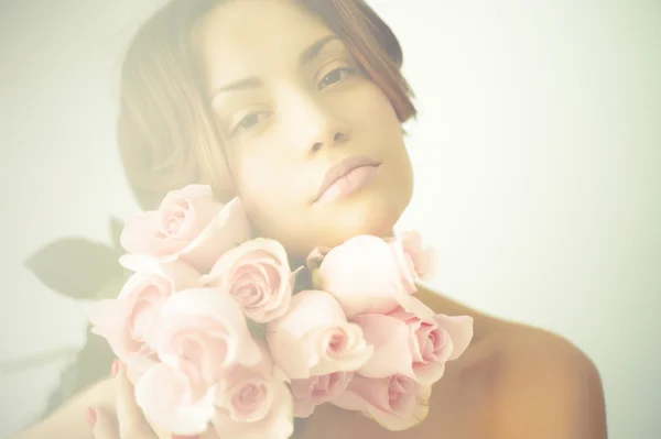 Charmante dame met rozen — Stockfoto