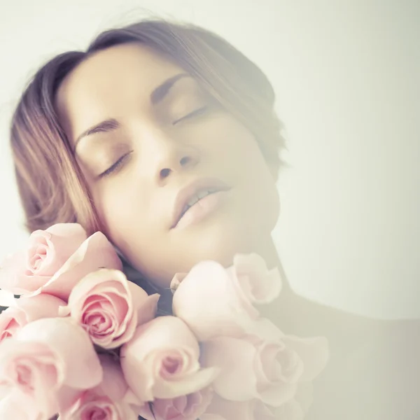 Charming lady with roses — Stock Photo, Image