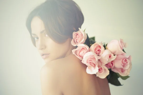 Senhora encantadora com rosas — Fotografia de Stock